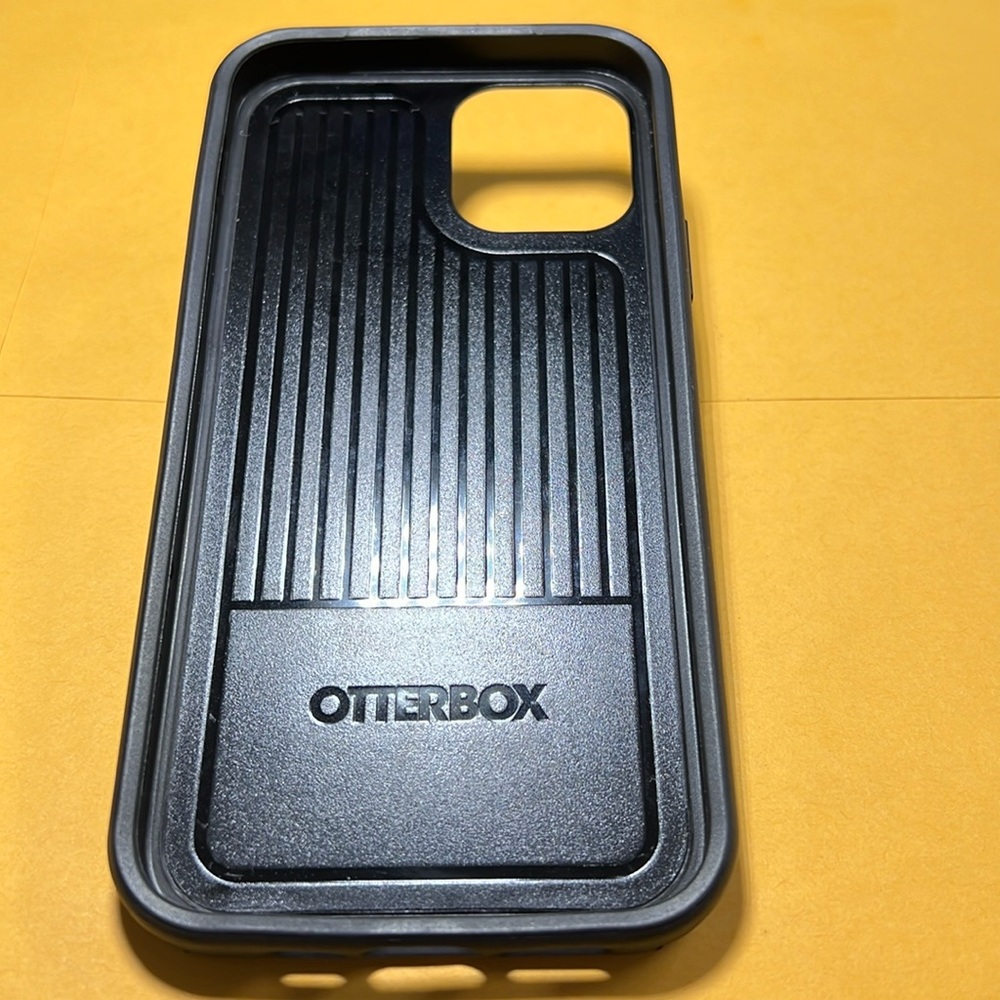 Otterbox IPhone black case with diamond stud pop socket